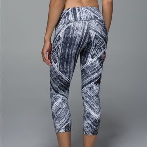 Lululemon Wonder Under Heat Wave Capri Leggings